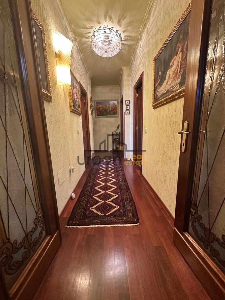 Affitto Appartamento 3+1+2 in Via Barrikadave, Tirana - 3000€ | 200 m²