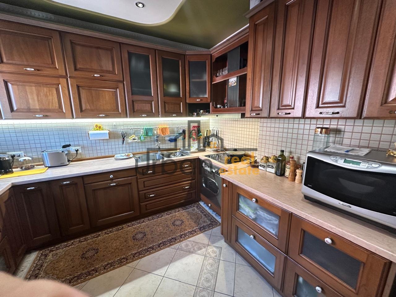 Affitto Appartamento 3+1+2 in Via Barrikadave, Tirana - 3000€ | 200 m²