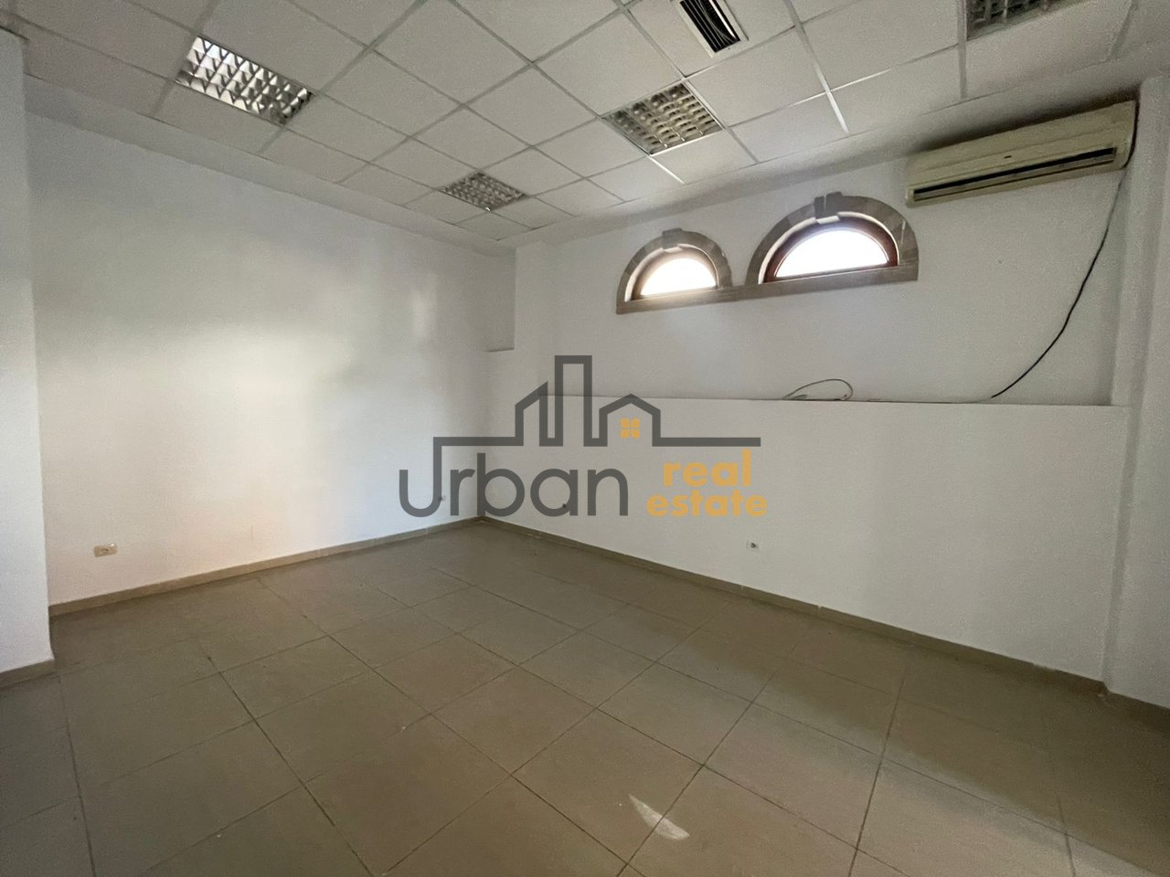 Affitto immobile commerciale di 5 piani in Via Aleksander Moisiu, Tirana - 5250€