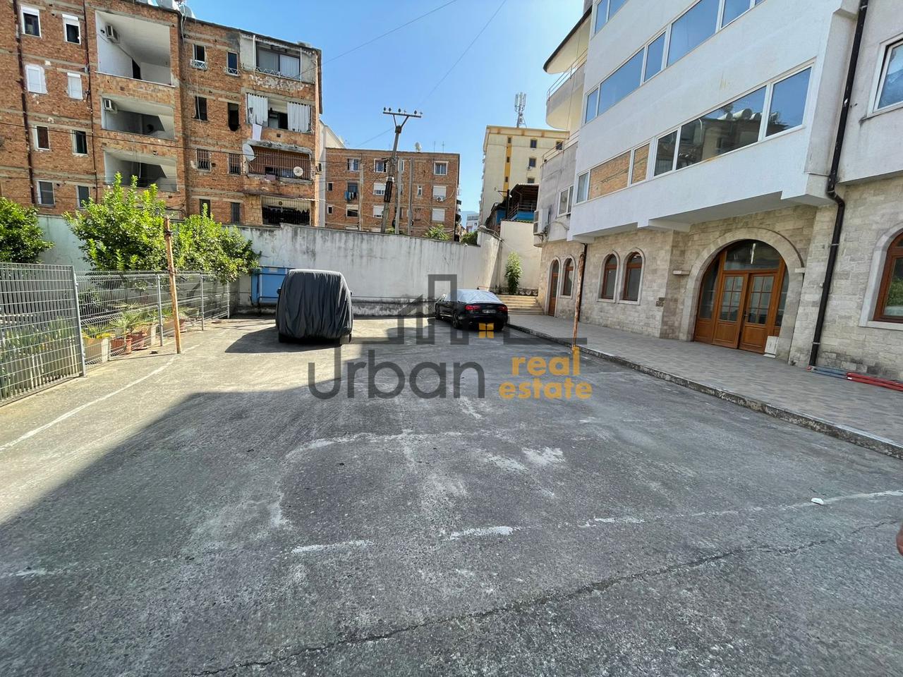 Affitto immobile commerciale di 5 piani in Via Aleksander Moisiu, Tirana - 5250€