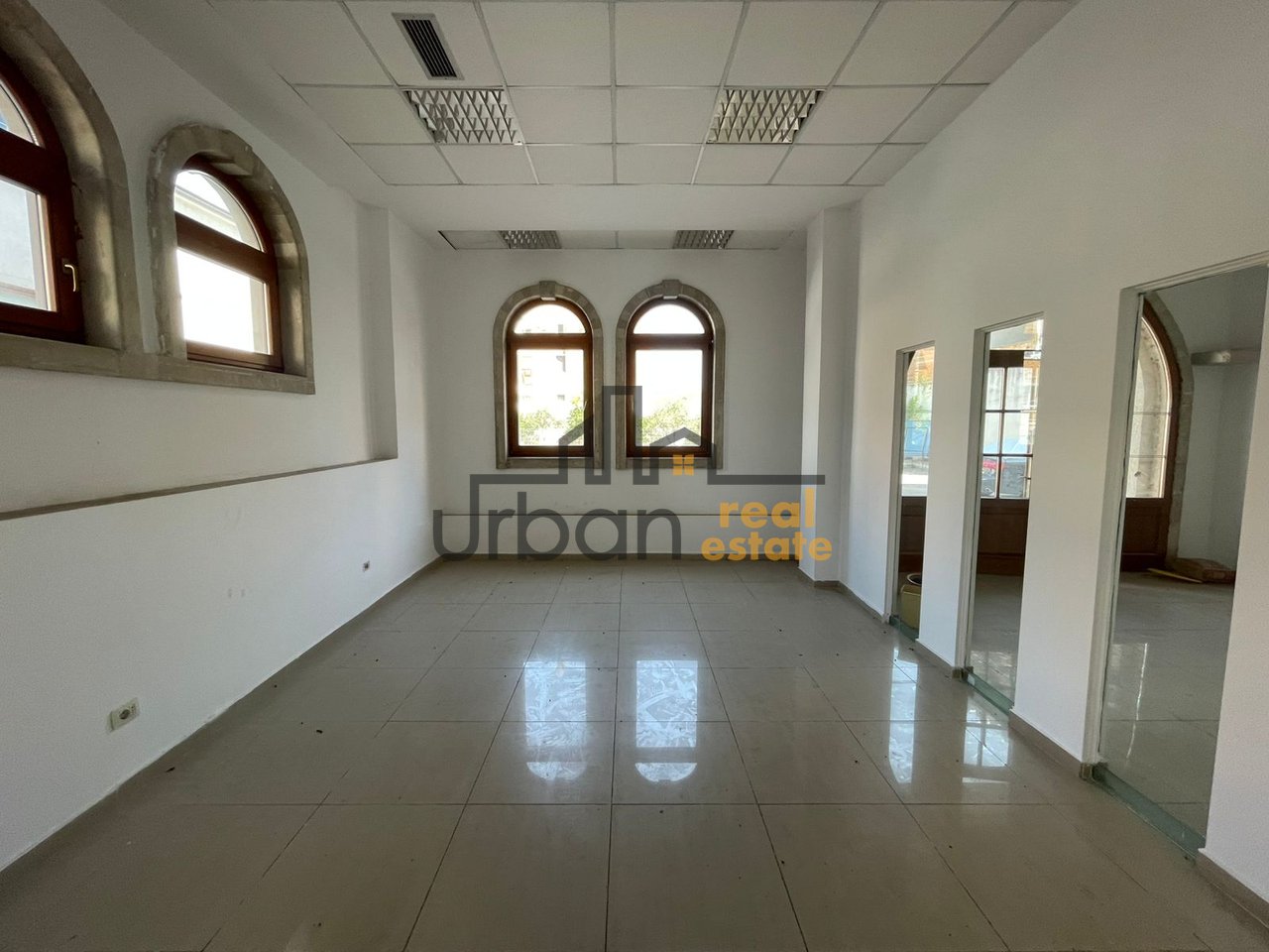 Affitto immobile commerciale di 5 piani in Via Aleksander Moisiu, Tirana - 5250€