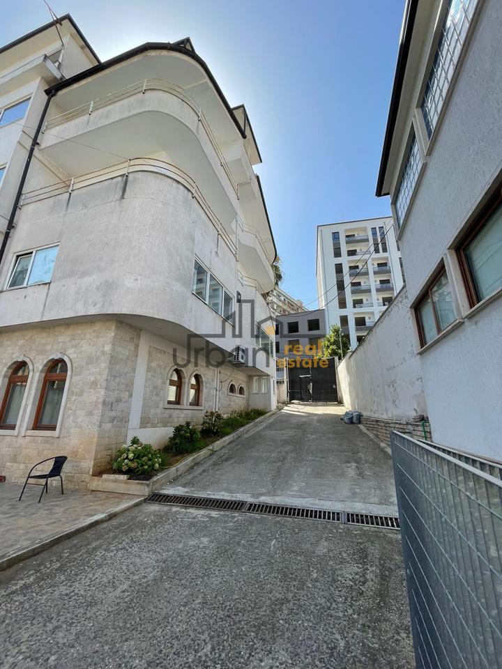 Affitto immobile commerciale di 5 piani in Via Aleksander Moisiu, Tirana - 5250€