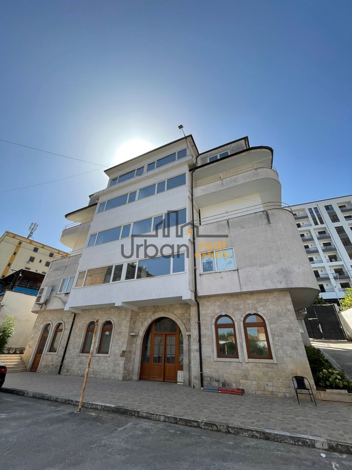 Affitto immobile commerciale di 5 piani in Via Aleksander Moisiu, Tirana - 5250€