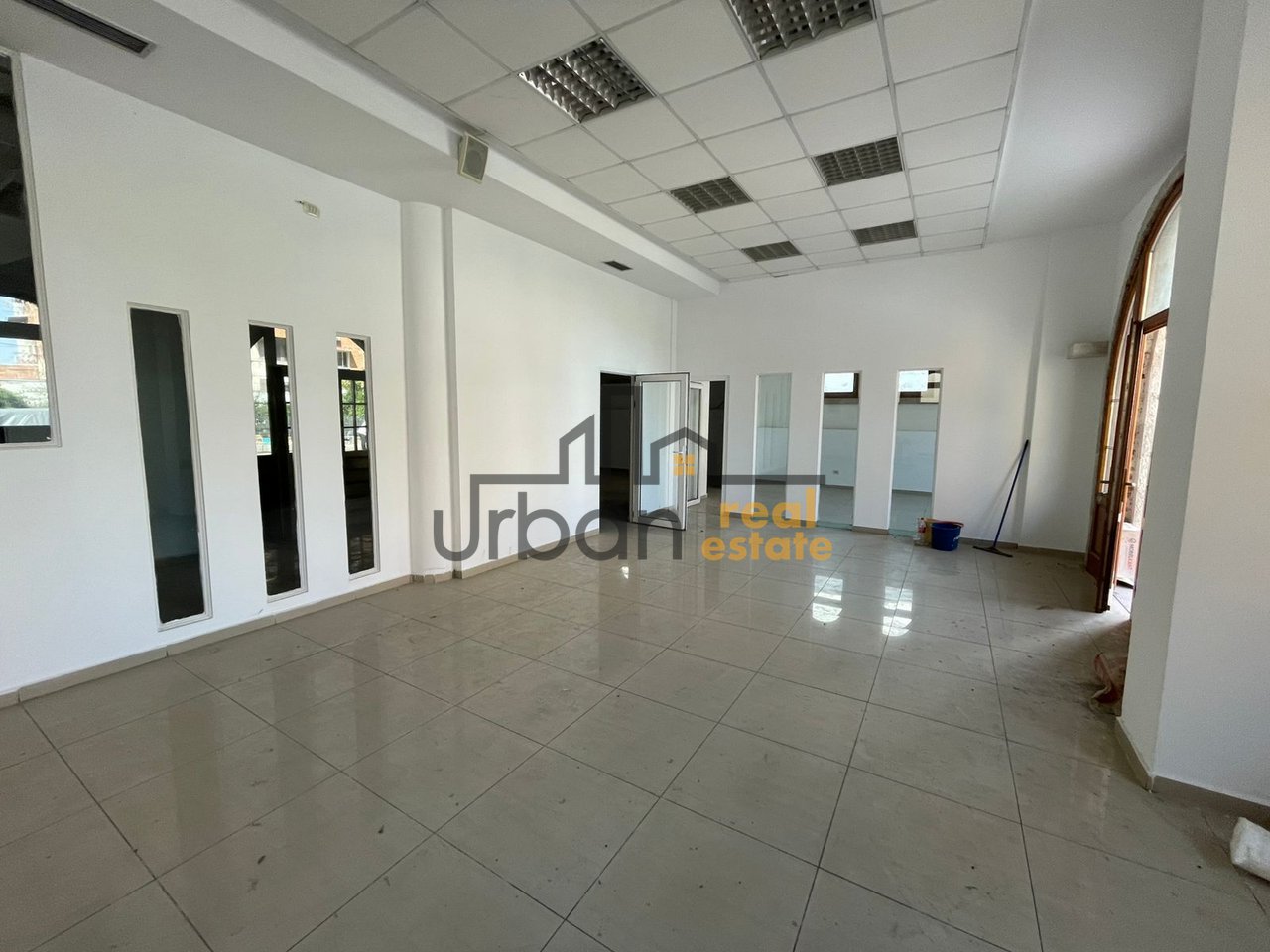 Affitto immobile commerciale di 5 piani in Via Aleksander Moisiu, Tirana - 5250€