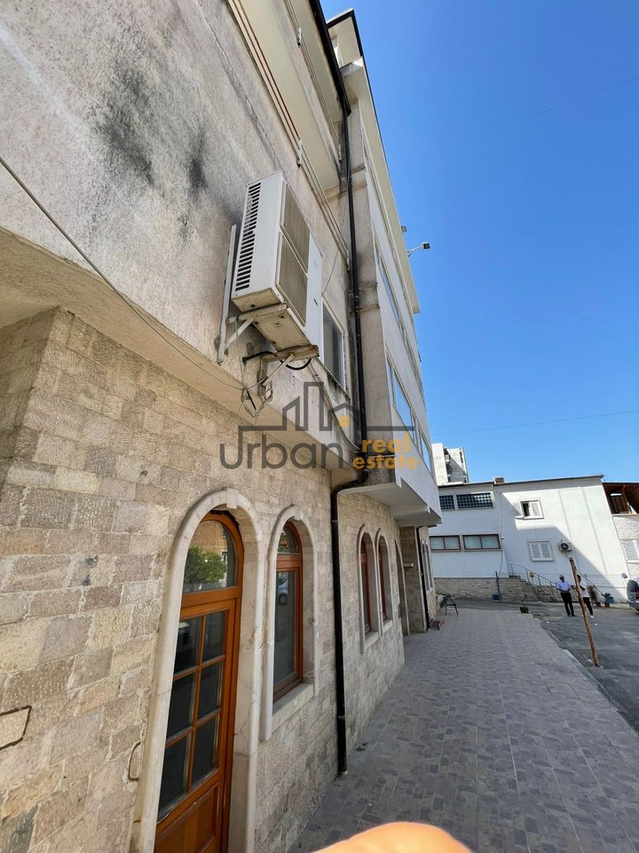 Affitto immobile commerciale di 5 piani in Via Aleksander Moisiu, Tirana - 5250€