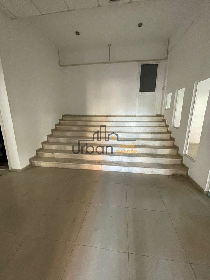 Affitto immobile commerciale di 5 piani in Via Aleksander Moisiu, Tirana - 5250€