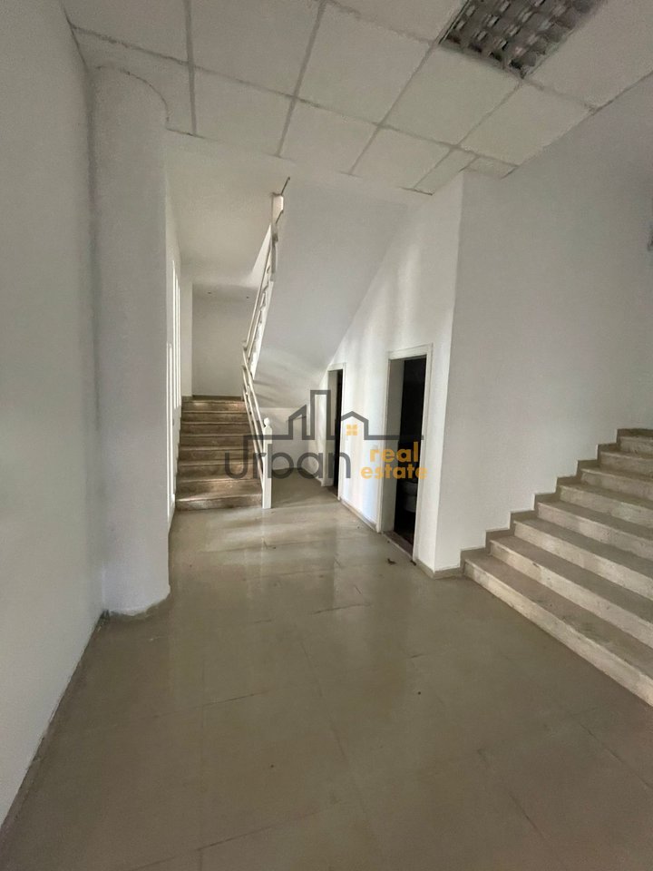Affitto immobile commerciale di 5 piani in Via Aleksander Moisiu, Tirana - 5250€