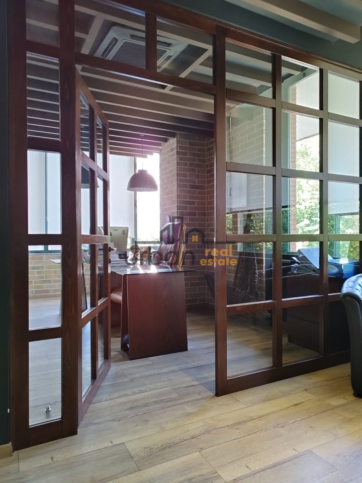 Shitet, Ambient Biznesi, Blloku, Tiranë - 970000€ | 194 m²