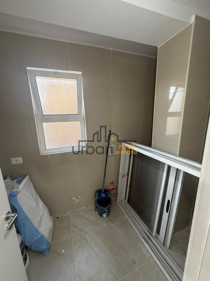 Shitet, Apartament 2+1, Komuna e Parisit, Tiranë - 165,000€ | 72 m²