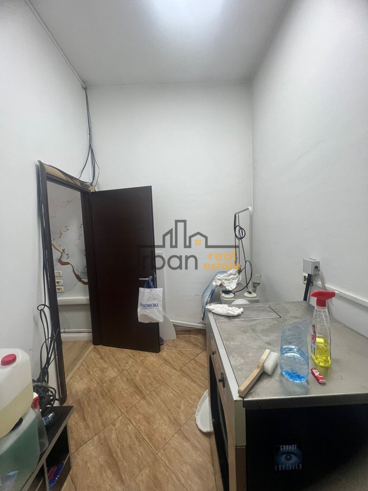 In Vendita, Attività - Lavanderia a Secco, Comune di Parigi, Tirana - €15.000 | 45 m²