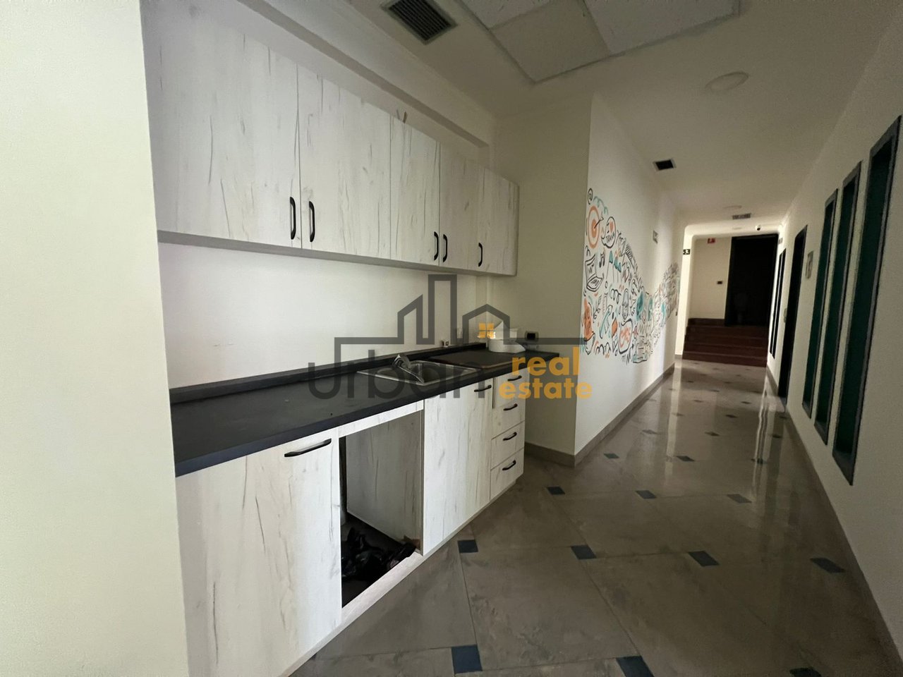 Shitet, Ambient multifunksionale 3 katësh, Ish Blloku, Tiranë - 1.500.000€ | 350 m²