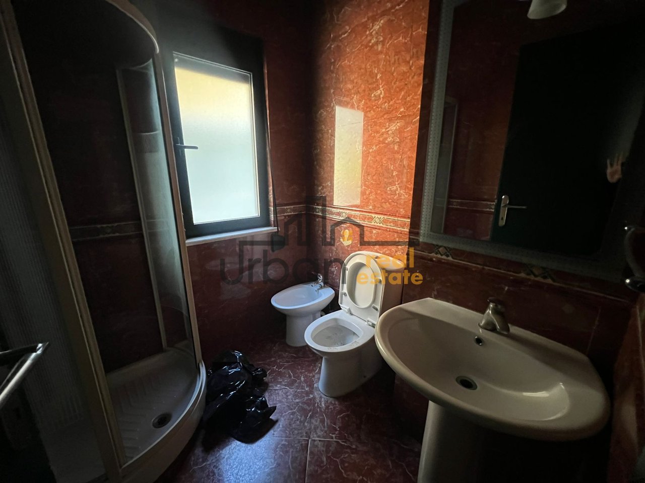 Shitet, Ambient multifunksionale 3 katësh, Ish Blloku, Tiranë - 1.500.000€ | 350 m²