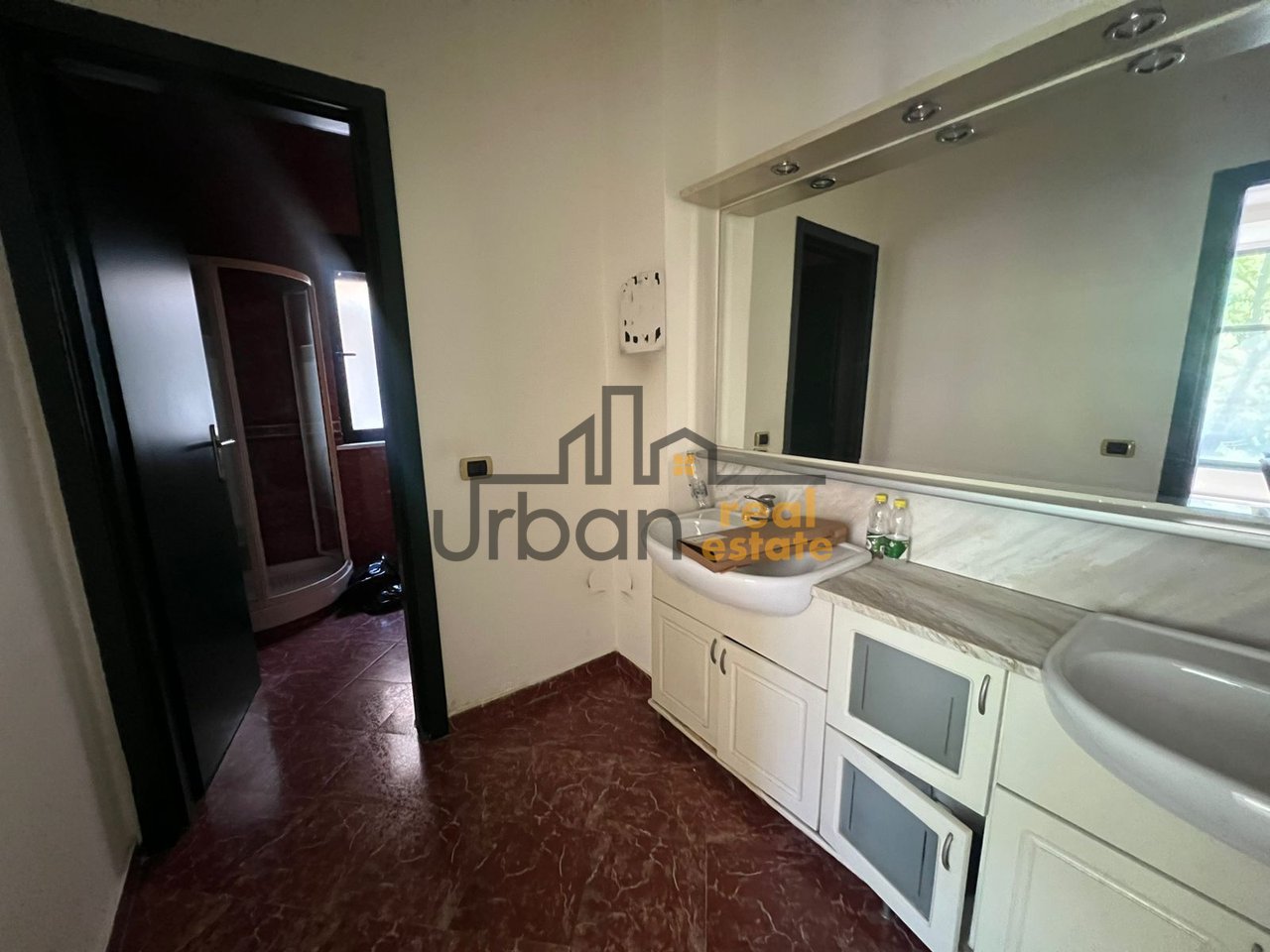 Shitet, Ambient multifunksionale 3 katësh, Ish Blloku, Tiranë - 1.500.000€ | 350 m²