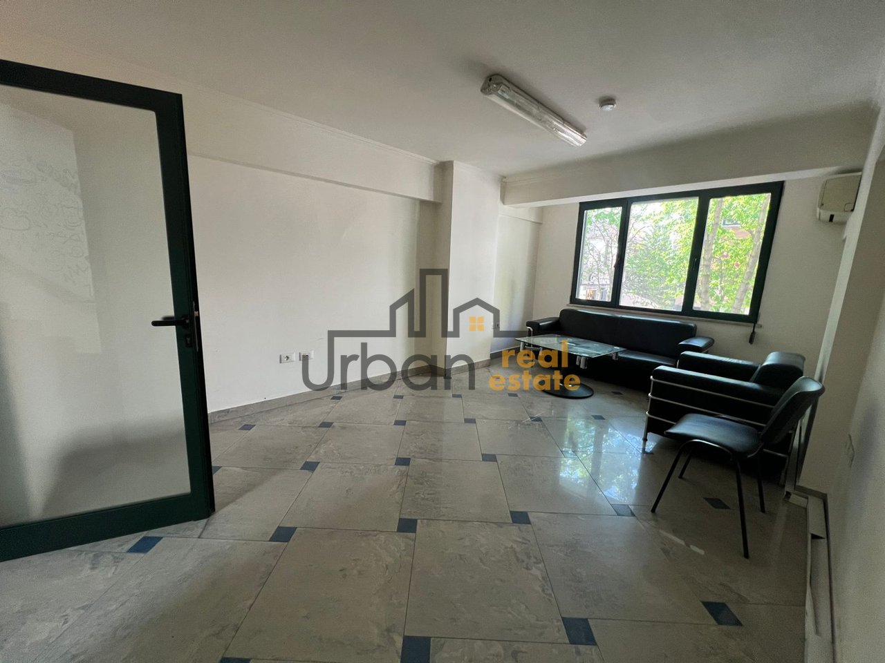 Shitet, Ambient multifunksionale 3 katësh, Ish Blloku, Tiranë - 1.500.000€ | 350 m²