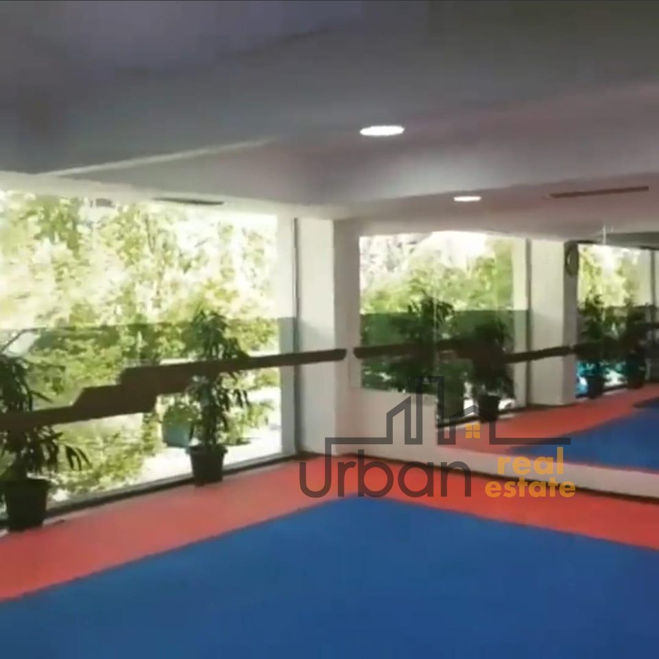 Qera, Ambient Komercial , Përballë Petro Ninit, Tiranë - 3000€ | 200 m²