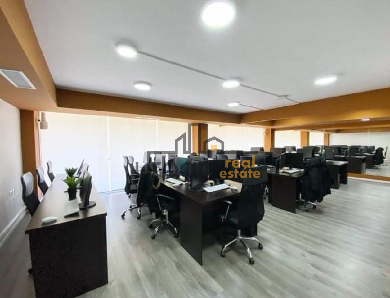 Qera, Ambient Komercial , Përballë Petro Ninit, Tiranë - 3000€ | 200 m²
