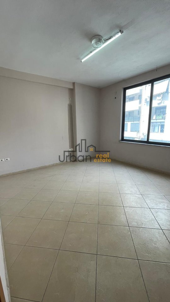 Qera,  Ambient Komercial, Astir, Tiranë - 450€ | 110 m²