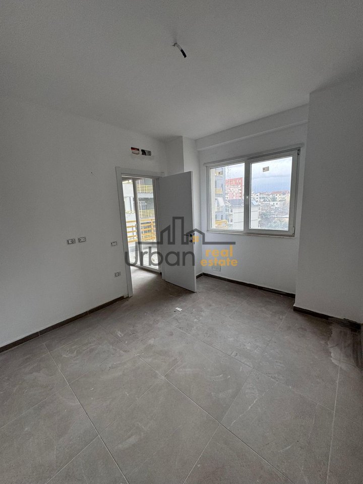 Qera, Zyre ,  Kompleksi E88, Tiranë - 450€ | 61 m²