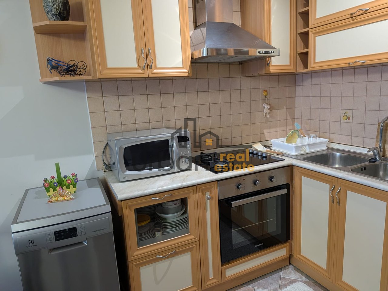 Qera, Apartament 1+1 , Shkolla e Baletit, Tiranë - 60,000 Lekë | 70 m²