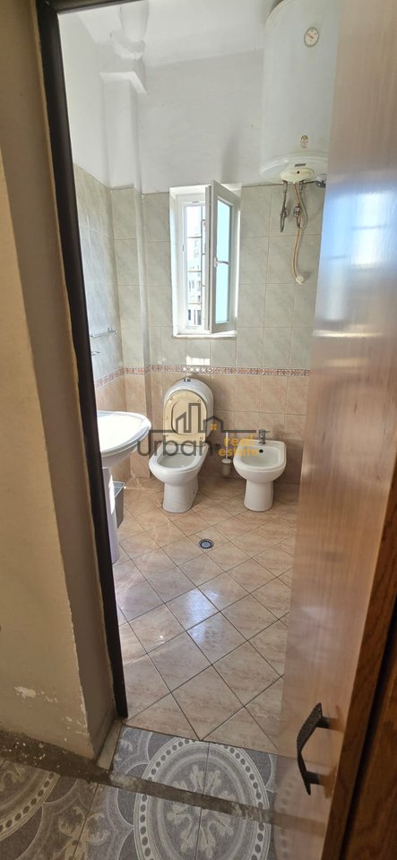Shitet, Apartament 1+1+ Kuzhinë e Vecuar, Rruga Muhamet Gjollesha , Tiranë - 158.000 Euro| 65 m²