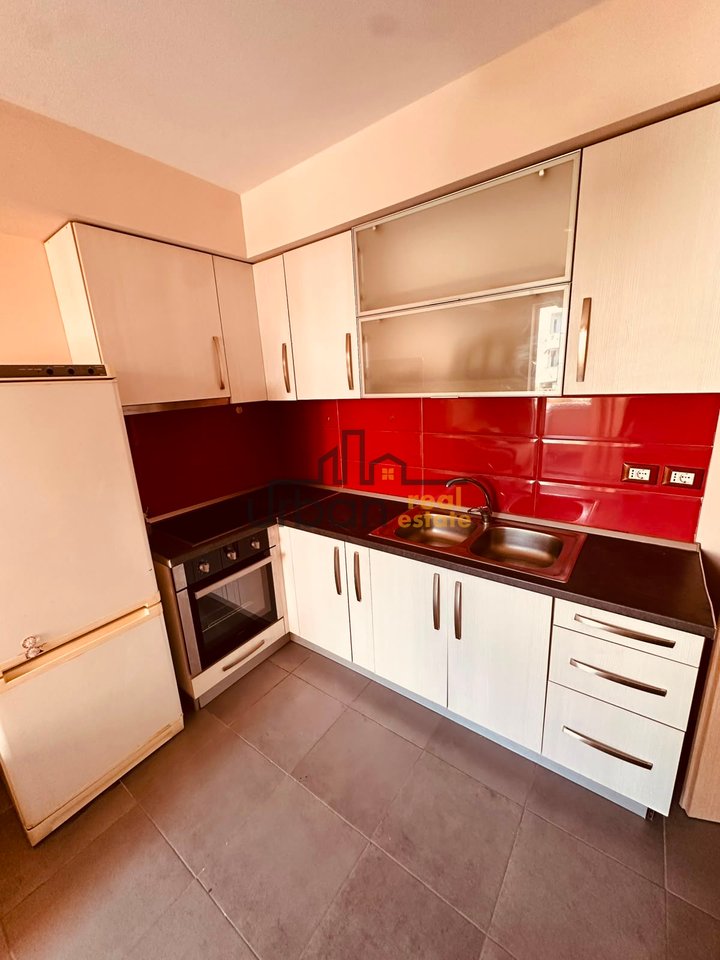 Qera, Apartament 1+1 ,Pranë Shkollës së Bashkuar, Tiranë - 45,000 Lekë | 50 m²