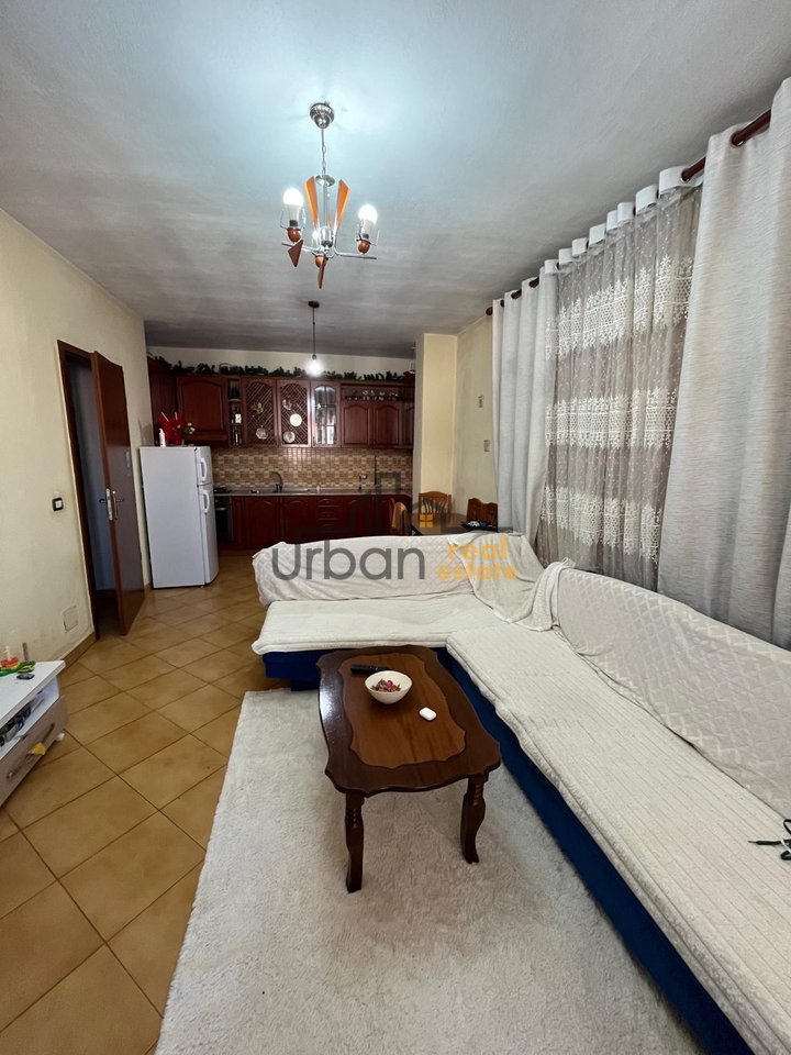 Shitet, Apartament 2+1 ,Pallatet Çabej, Tiranë - 135.000.000 Lekë | 112.2 m²