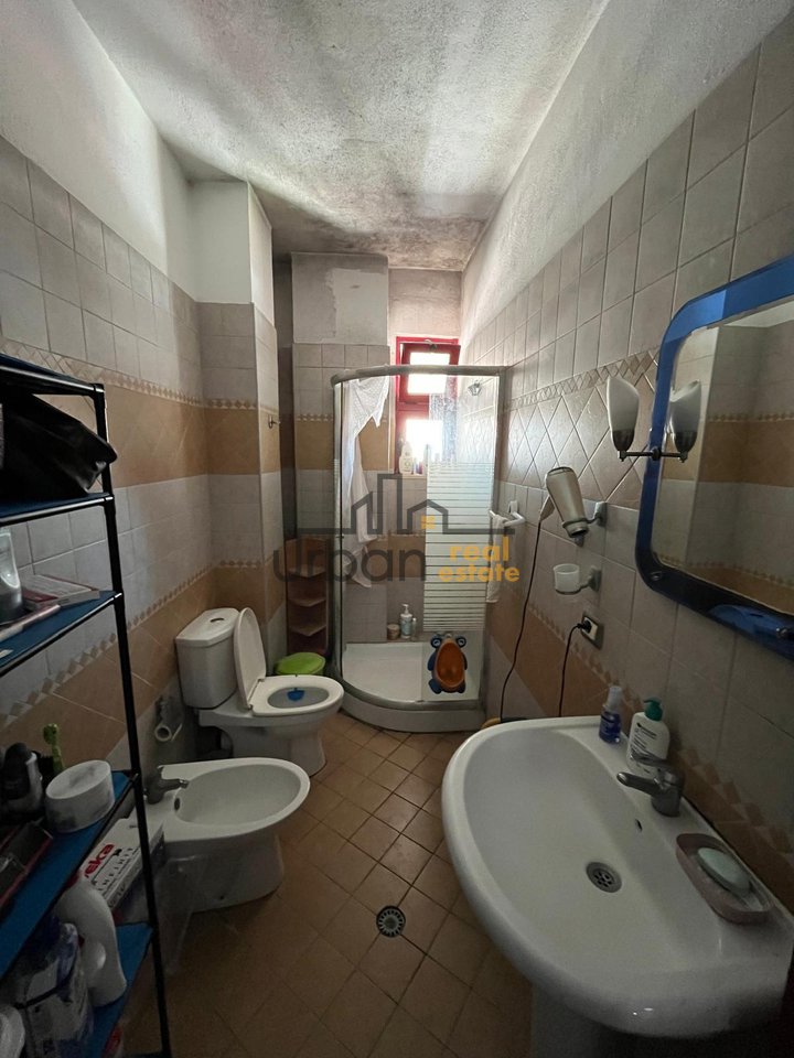 Shitet, Apartament 2+1 ,Pallatet Çabej, Tiranë - 135.000.000 Lekë | 112.2 m²