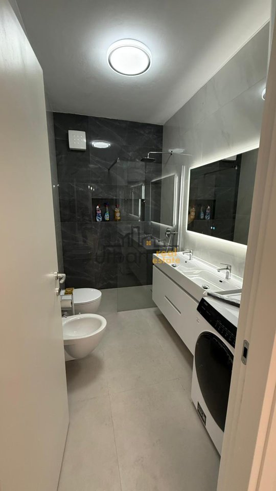 Qera, Apartament 2+1+ Post Parking, 9 Katëshet, Tiranë - 1100€ | 90 m²