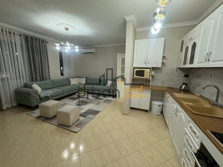 Qera, Apartament 2+1+2, Fresku, Tiranë - 700€ | 120 m²