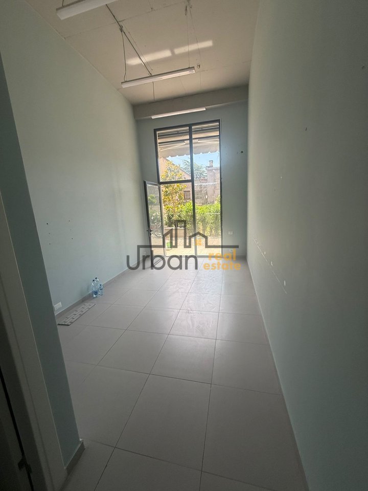 Qera,  Dyqan, Rruga Xhanfize Keko, Tiranë - 30,000 Lekë | 24 m²