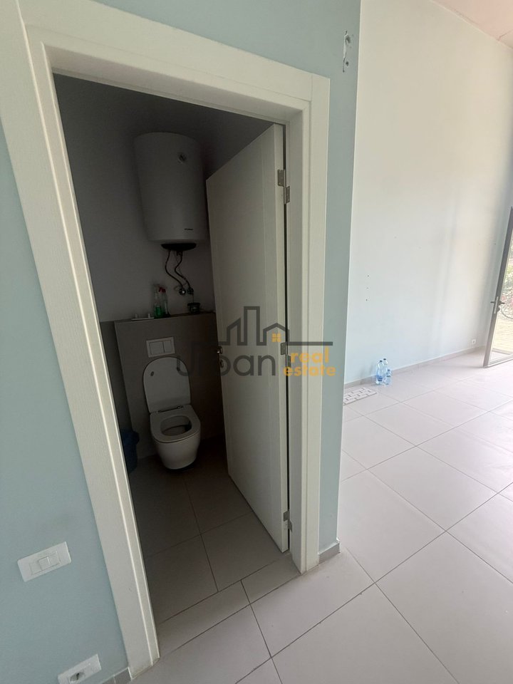 Qera,  Dyqan, Rruga Xhanfize Keko, Tiranë - 30,000 Lekë | 24 m²