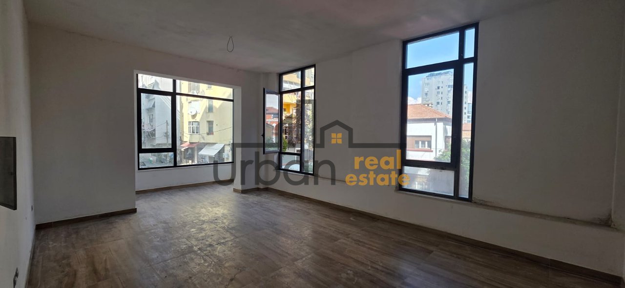 Affitto, Locale Commerciale, Centro, Tirana - 1800€ | 82,3 m²