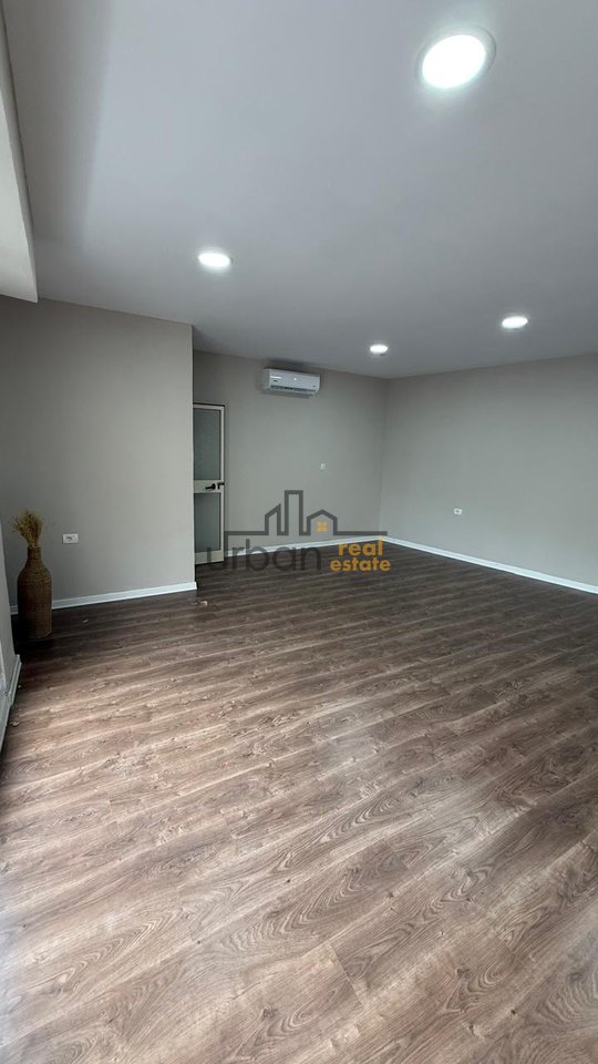 Shitet, Dyqan , Laprakë, Tiranë - 82,000€ | 36 m²