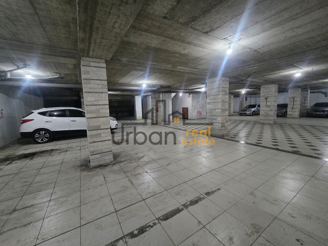 Qera, Garazh , Pallatet e Verdha, Tiranë - 4000€ | 15000 m²