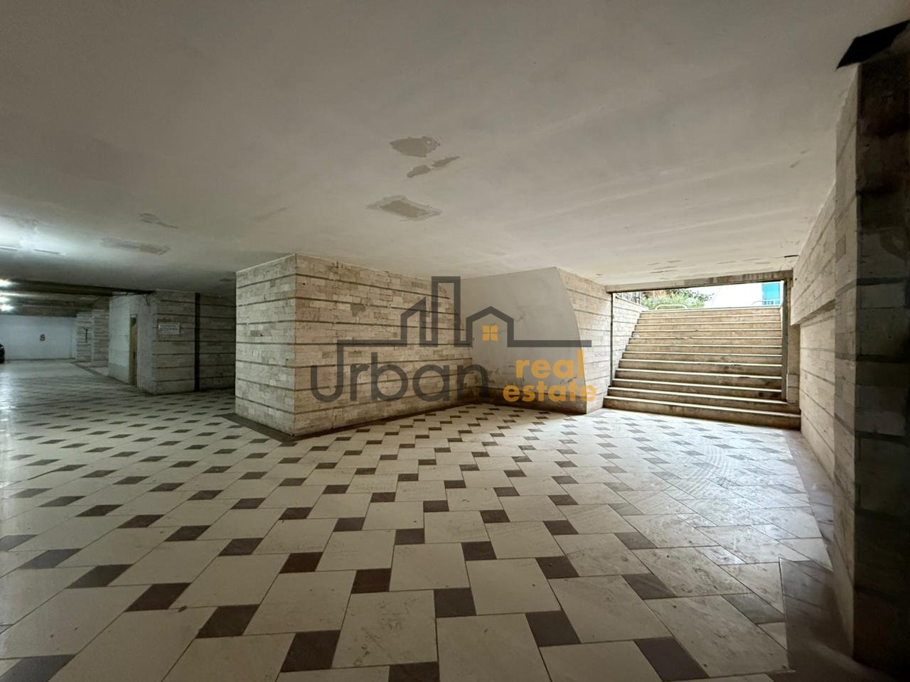 Qera, Garazh , Pallatet e Verdha, Tiranë - 4000€ | 15000 m²