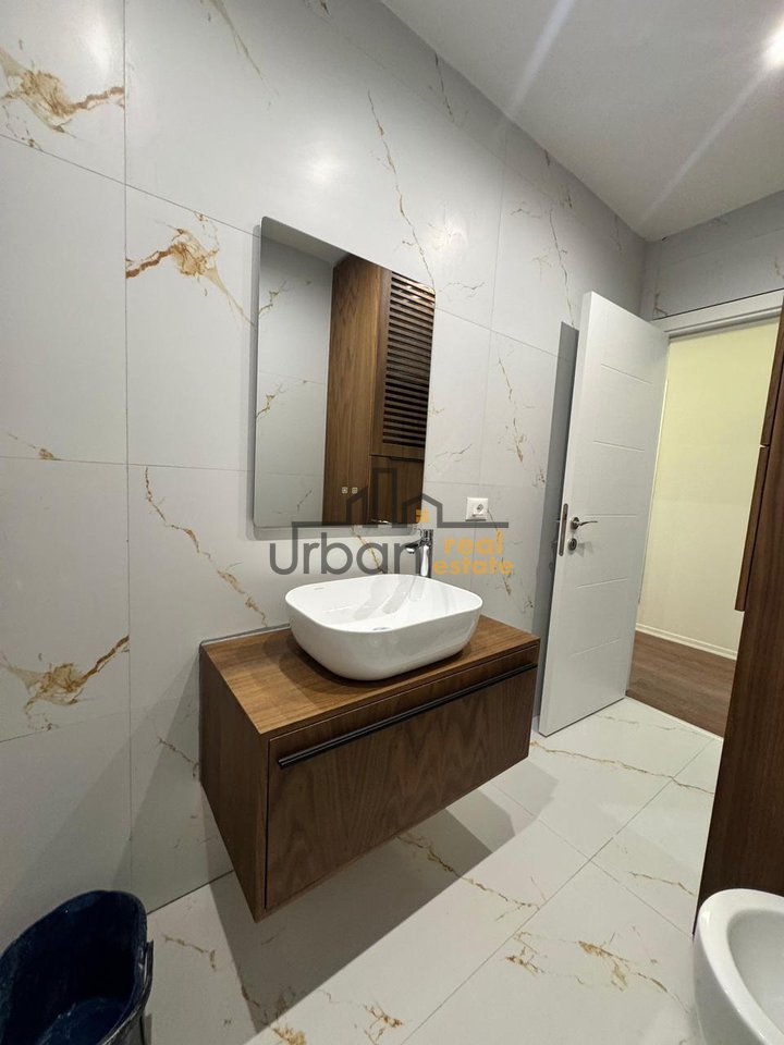 Qera, Apartament 2+1+Post Parking , Xhamllik, Tiranë - 830€ | 75 m²