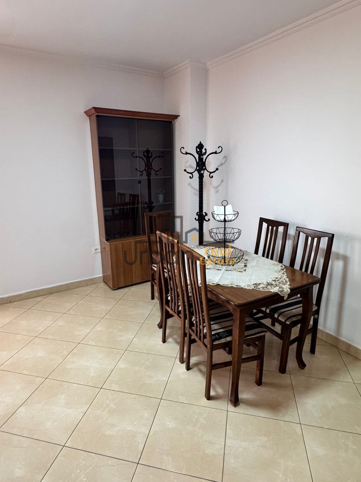 In affitto, Appartamento 2+1, Via Barricade, Tirana - 650€ | 111 m²