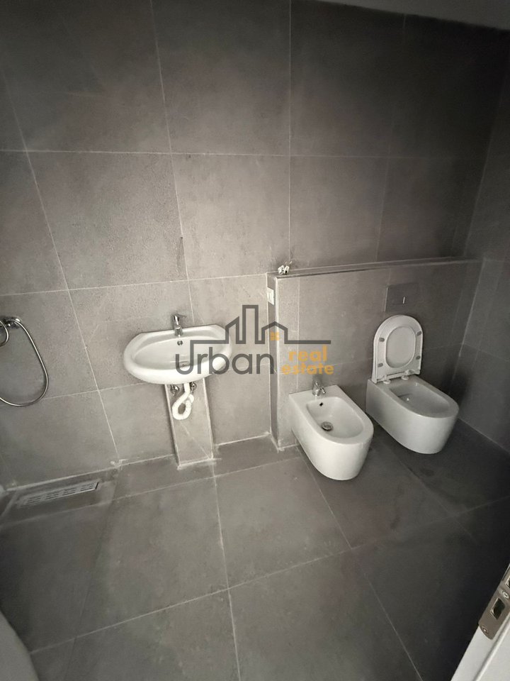 Qera, Apartament 2+1+2+Post Parkimi , Farmacia 10, Tiranë - 700€ | 98 m²