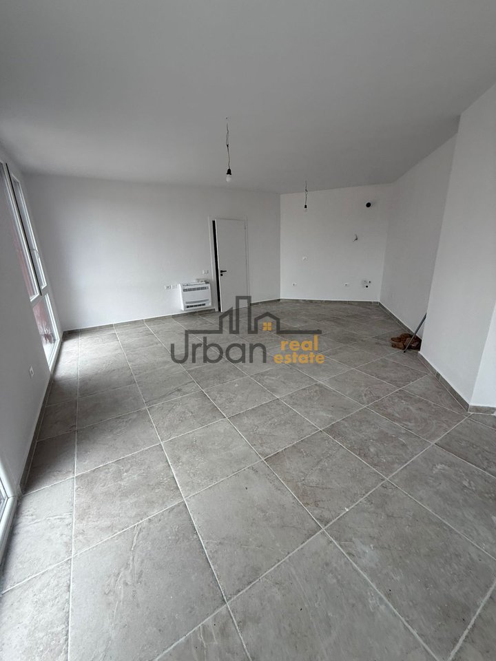 Qera, Apartament 2+1+2+Post Parkimi , Farmacia 10, Tiranë - 700€ | 98 m²