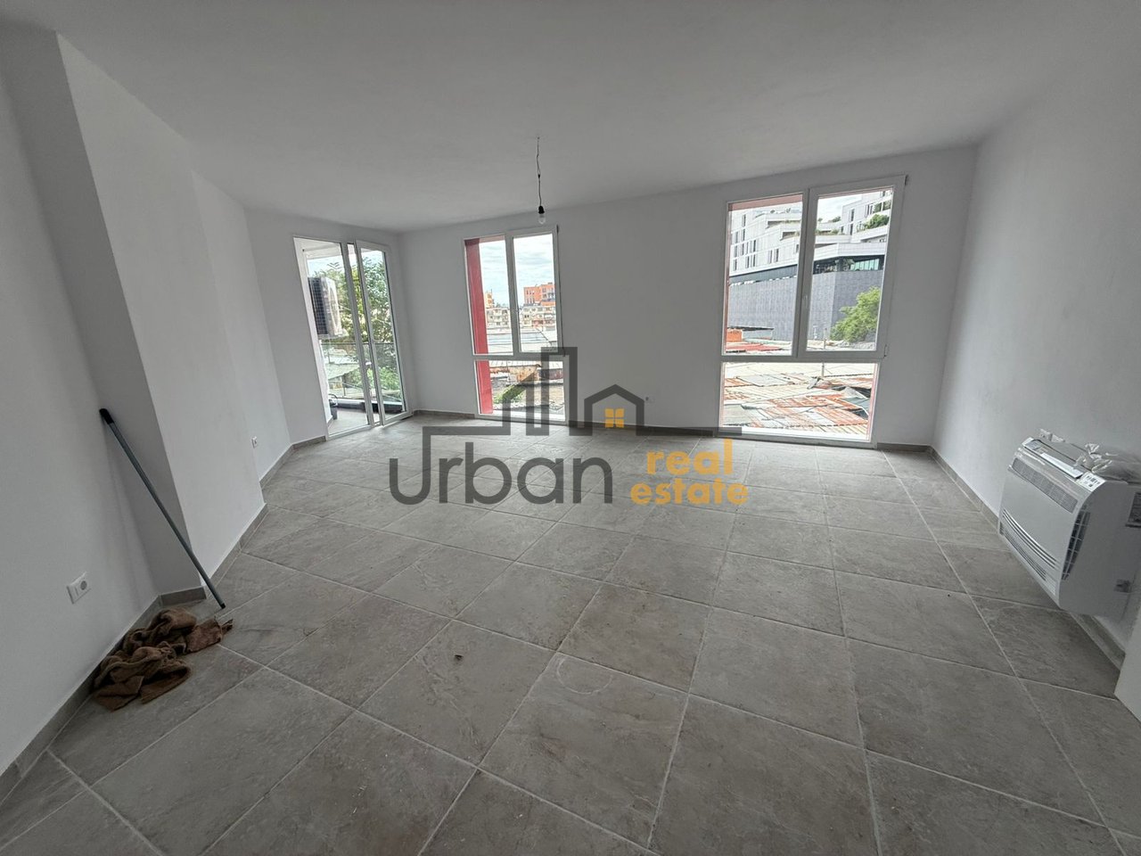 Qera, Apartament 2+1+2+Post Parkimi , Farmacia 10, Tiranë - 700€ | 98 m²