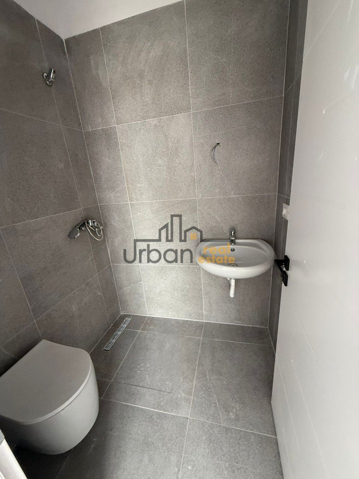 Qera, Apartament 2+1+2+Post Parkimi , Farmacia 10, Tiranë - 700€ | 98 m²