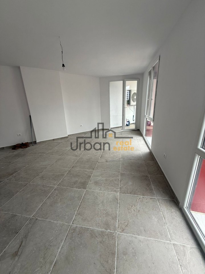 Qera, Apartament 2+1+2+Post Parkimi , Farmacia 10, Tiranë - 700€ | 98 m²