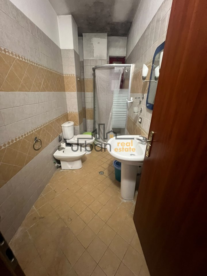 Shitet, Apartament 2+1 ,Pallatet Çabej, Tiranë - 135.000.000 Lekë | 112.2 m²