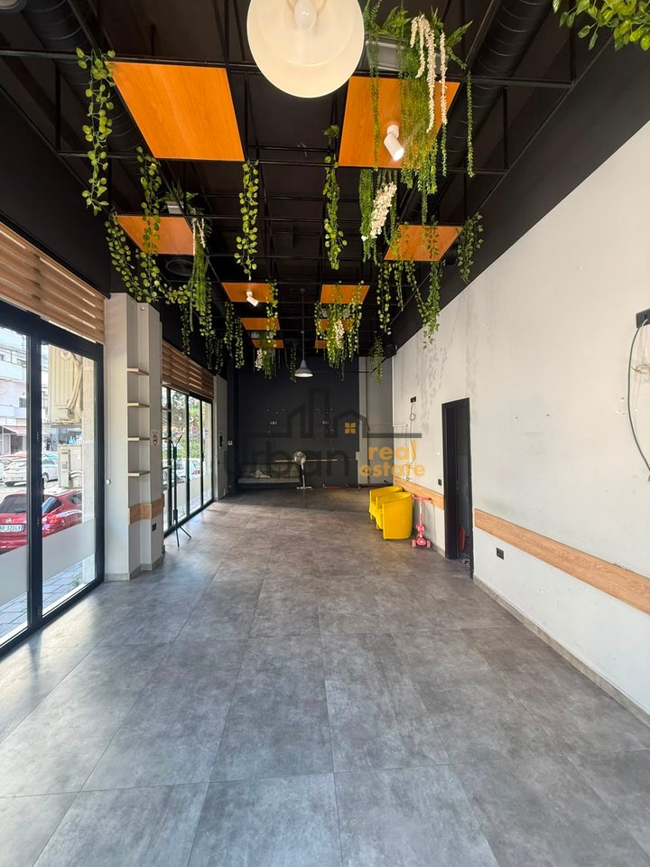Qera, Dyqan, Prane Square 21, Tiranë - 1700€ | 85 m²