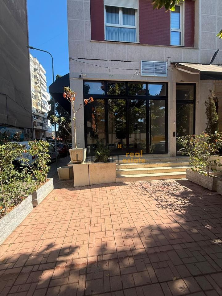 Qera, Dyqan, Prane Square 21, Tiranë - 1700€ | 85 m²