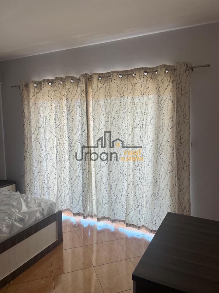 Qera, Pjesë Vile 3+1+2 + Post Parking, Pranë Globe, Tiranë -  110.000 Lekë| 180 m²