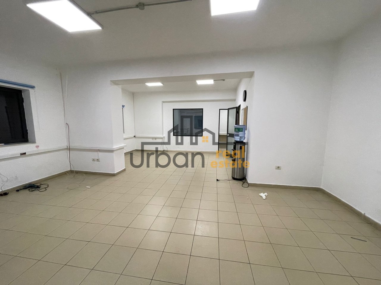 Qera, Ambient Biznesi, 2+1,Sheshi Avni Rustemi, Tiranë - 75.000 LEK | 120 m²