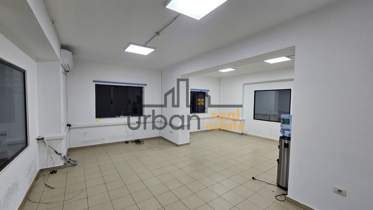 Qera, Ambient Biznesi, 2+1,Sheshi Avni Rustemi, Tiranë - 75.000 LEK | 120 m²