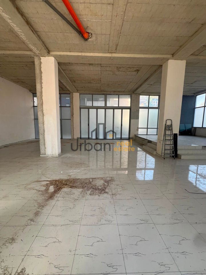 For sale, Shop, Commune of Paris, Tirana - 750,000 € | 250 m²