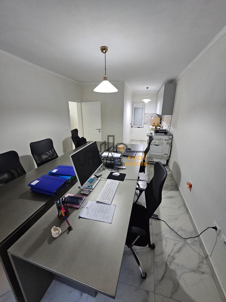 Shitet, Apartament 1+1+Dyqan , Bulevardi Bajram Curri , Tiranë - 250000€ | 55 m²